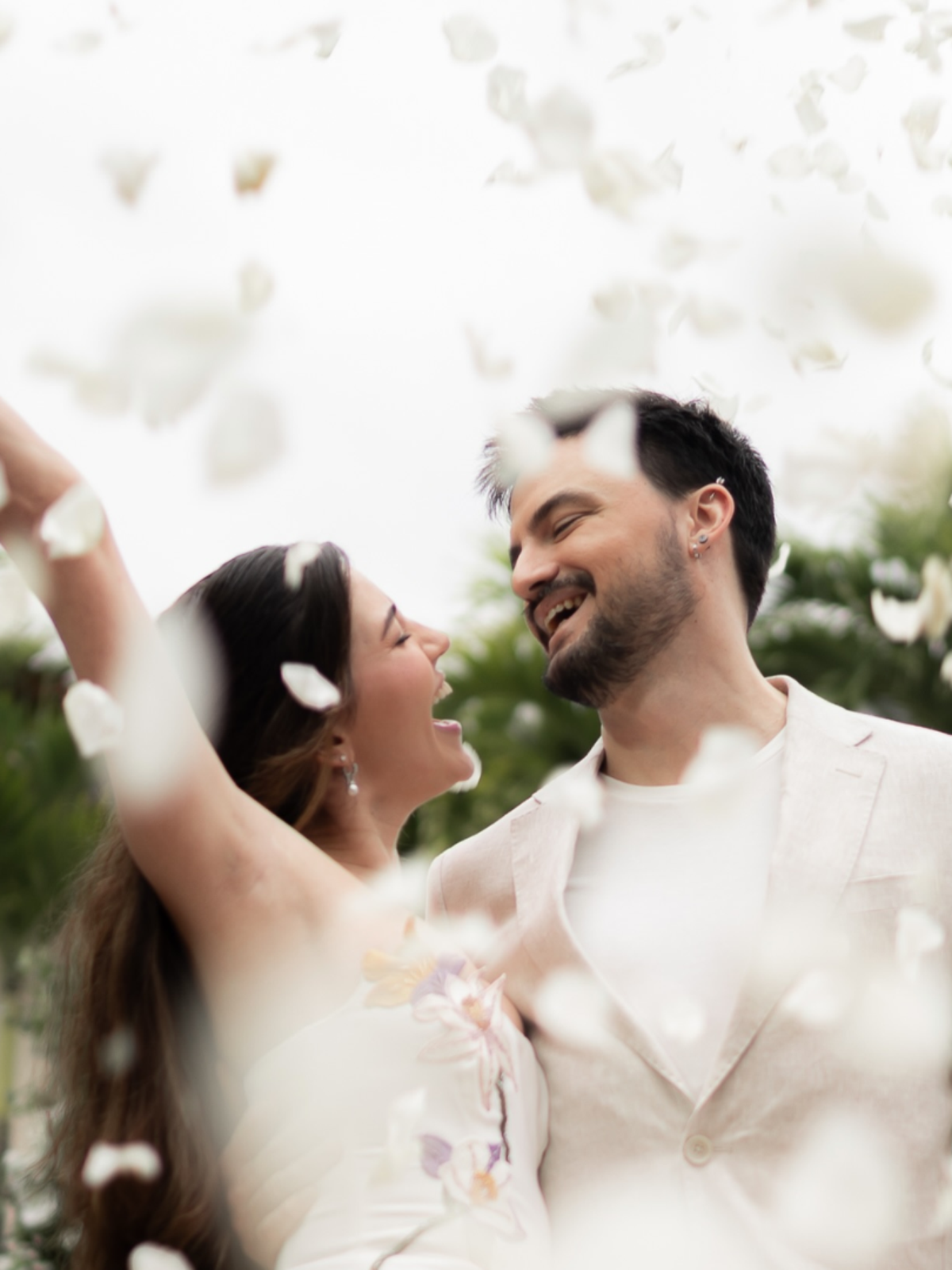 Felipe Neto surpreende ao anunciar casamento com Juliane Carvalho; veja fotos