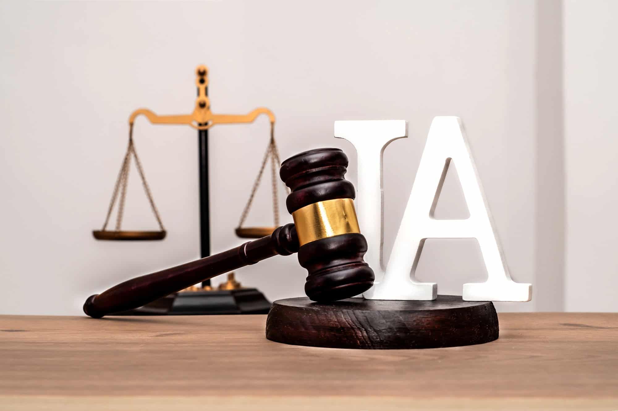 Martelo de juiz sobre mesa de madeira, com uma balança da Justiça ao fundo e a letra “IA” em destaque, representando a regulamentação da inteligência artificial.