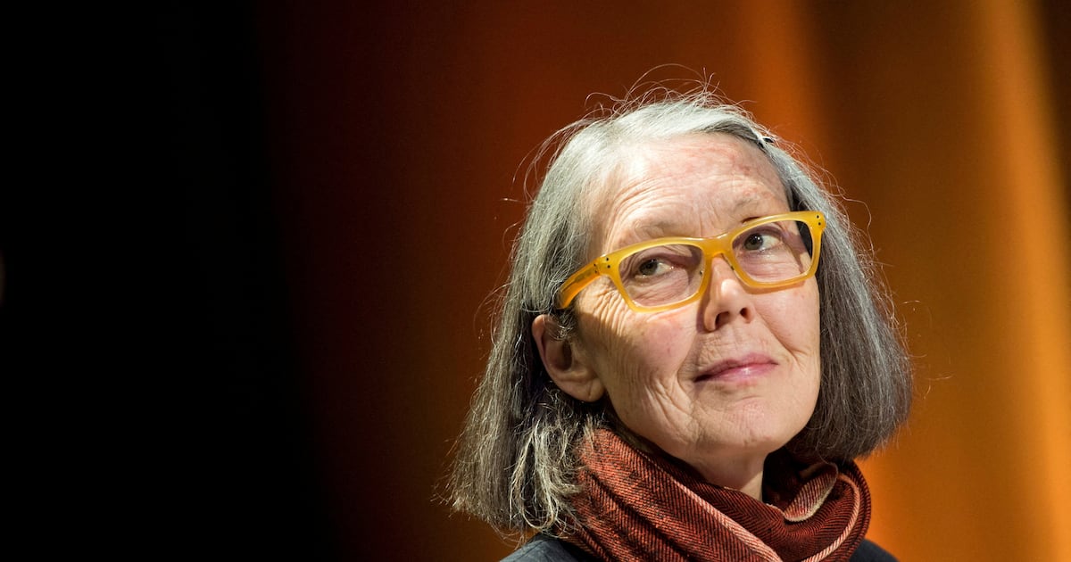 Aos 76 anos, a Nobel de Literatura Anne Carson luta boxe contra o Parkinson e é fã de Rosalía