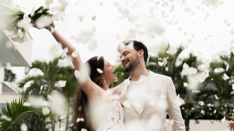 Felipe Neto surpreende ao anunciar casamento com Juliane Carvalho; veja fotos