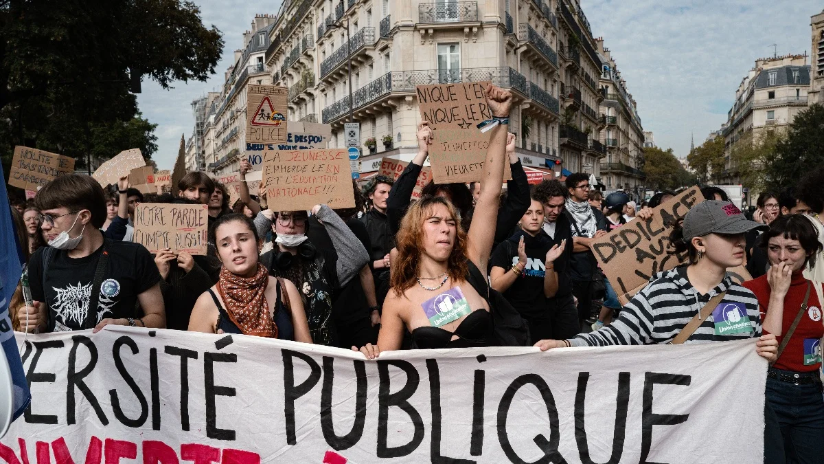 França suspende uso de bombas de efeito moral por policiais em protestos