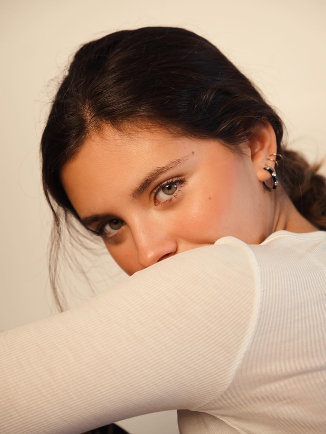 Flor Gil estreia como atriz no musical 'Confissões de Adolescente' e relembra papel de Preta Gil em sua trajetória artística