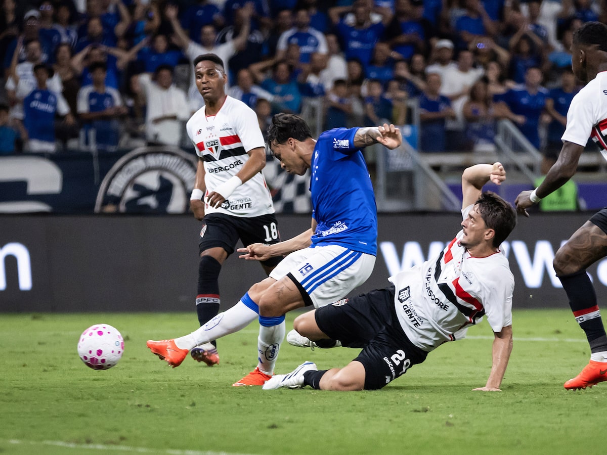 São Paulo repete erros, perde para o Cruzeiro e não mostra perspectiva de melhora no Brasileirão