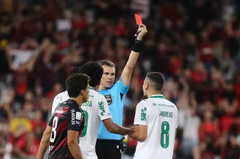 Expulsão infantil. Andreas Pereira pede desculpas a Abel e aos jogadores do Palmeiras. Quase sabota a vitória fundamental contra o Athletico. ‘Foi instinto’