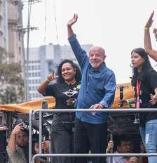 Presidente e candidato à reeleição pelo PT, Luiz Inácio Lula da Silva, em ato na Avenida Paulista Foto: Daniel Teixeira/Estadao / Estadão