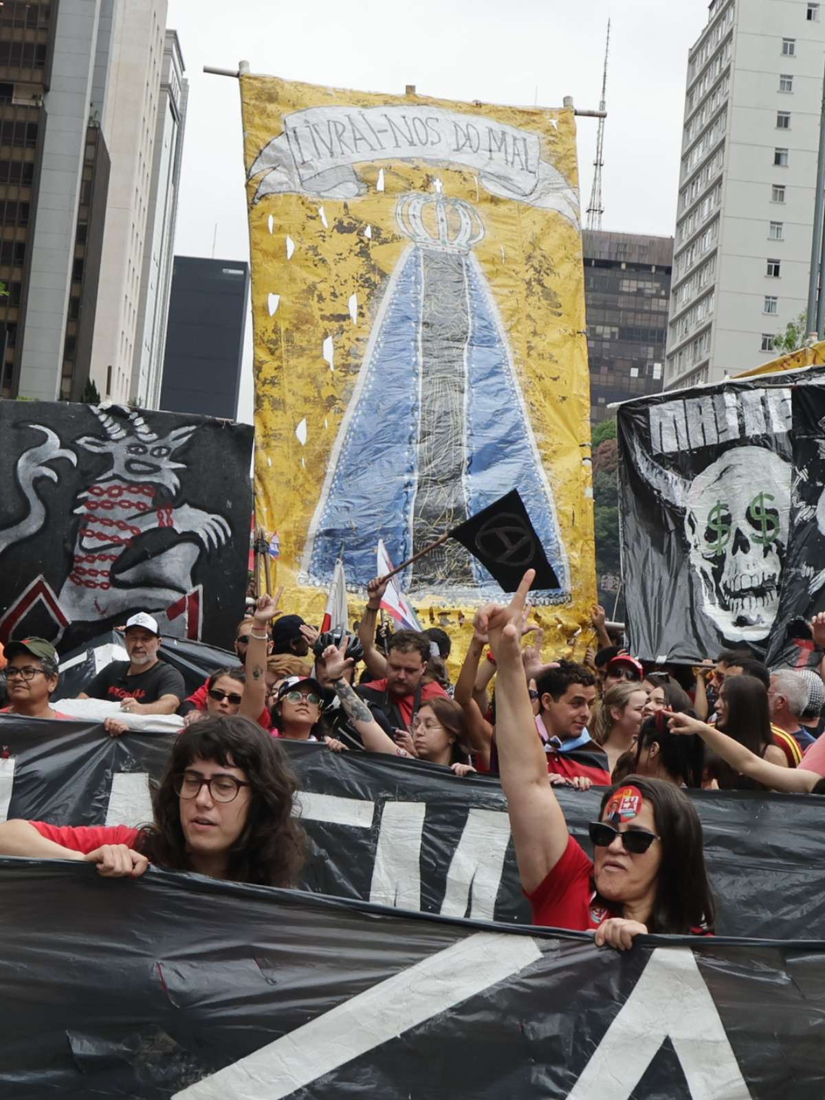 Cartazes religiosos e imagens de Nossa Senhora marcam manifestação pró-Lula em SP