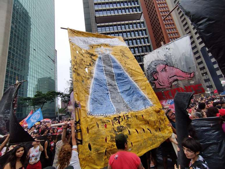 Cartazes religiosos e imagens de Nossa Senhora marcam manifestação pró-Lula em SP