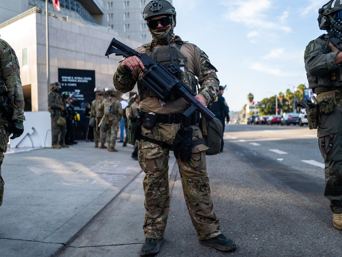 Ajuízo anônimo alega que Trump ordenou investigação do FBI contra manifestantes anti-ICE em Los Angeles
