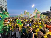 Flávio Bolsonaro faz ato de campanha ao lado de aliados em Salvador