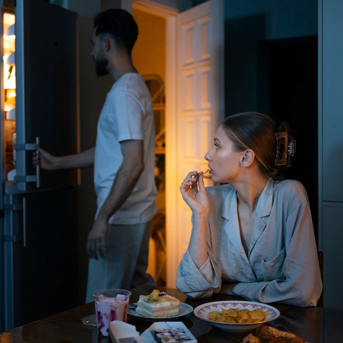 Comer tarde da noite pode aumentar o risco de doenças hepáticas