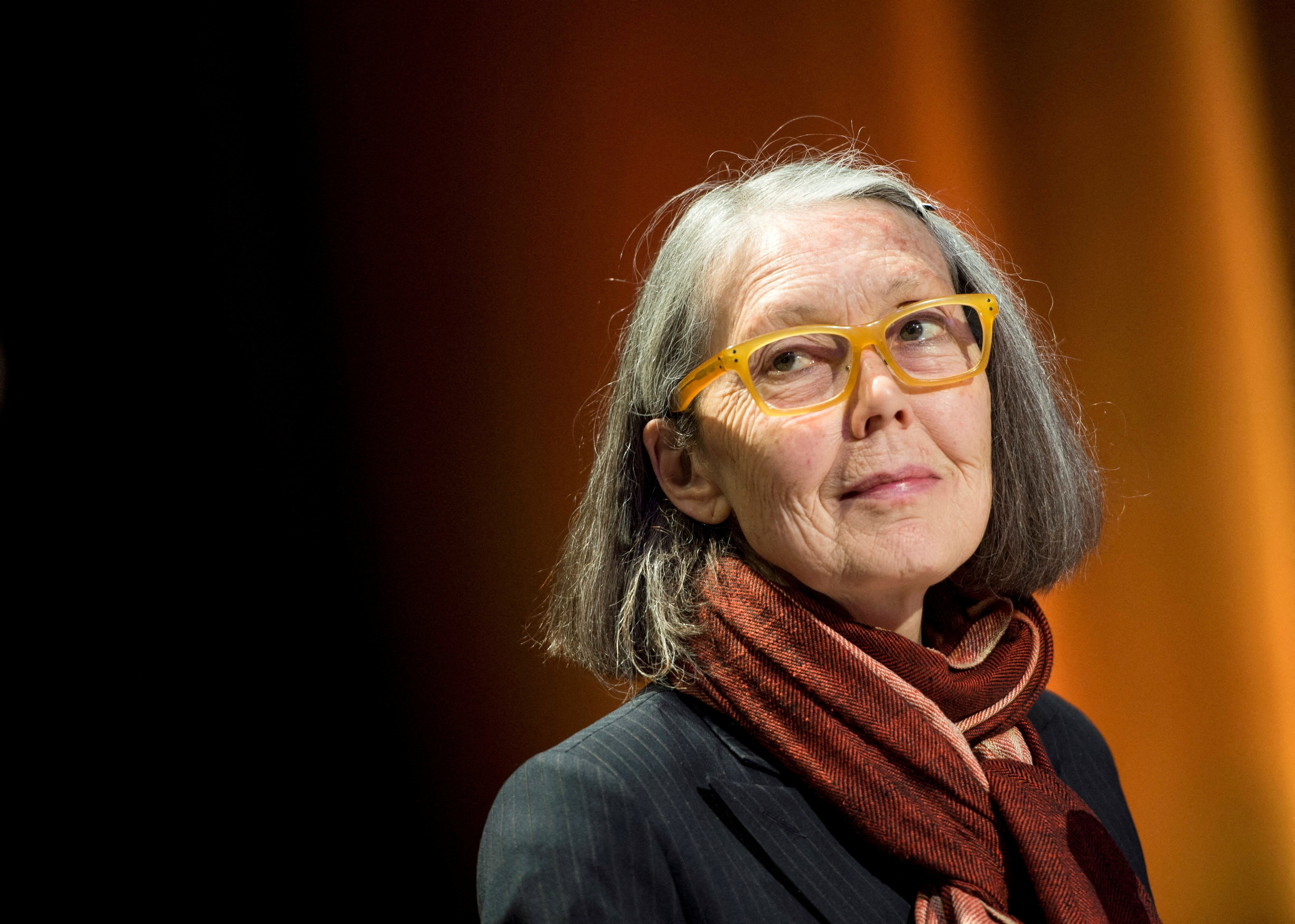 Aos 76 anos, a Nobel de Literatura Anne Carson luta boxe contra o Parkinson e é fã de Rosalía