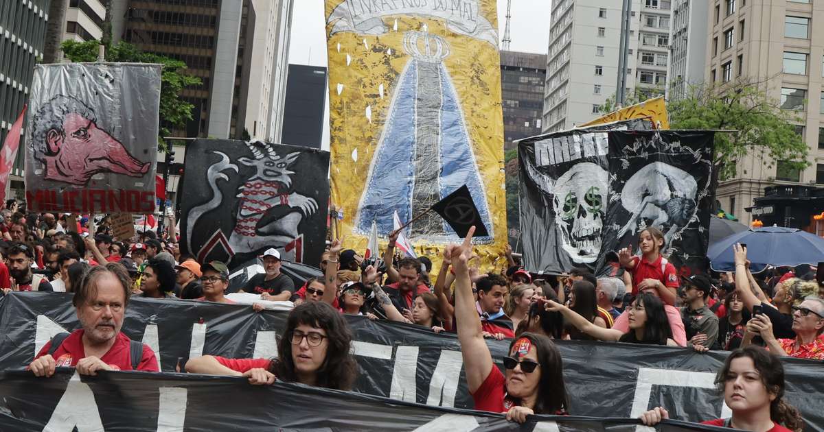 Cartazes religiosos e imagens de Nossa Senhora marcam manifestação pró-Lula em SP