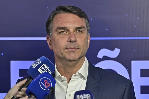Tal pai, tal filho, Flávio repete Jair e não reconhece vitória de Lula