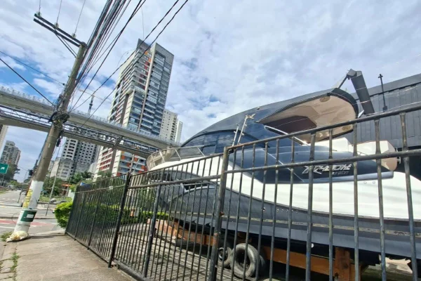 Empresas e moradores ocupam áreas públicas à venda às margens da Linha 17 - destaque galeria