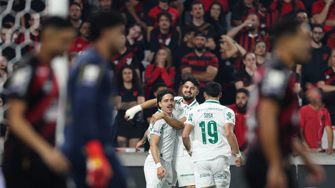 Expulsão infantil. Andreas Pereira pede desculpas a Abel e aos jogadores do Palmeiras. Quase sabota a vitória fundamental contra o Athletico. ‘Foi instinto’