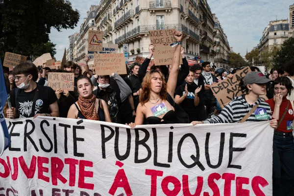 França suspende uso de bombas de efeito moral por policiais em protestos