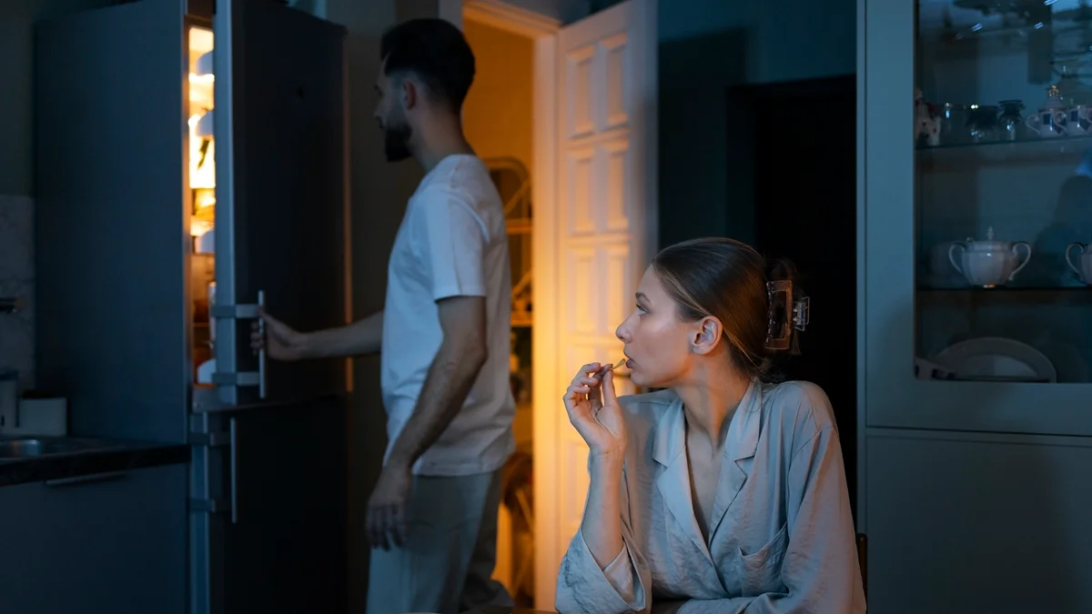 Comer tarde da noite pode aumentar o risco de doenças hepáticas