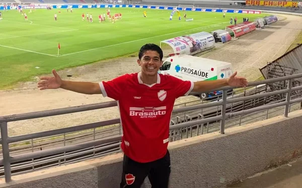 Após mais de 1 mês, influencer preso pelo ICE nos EUA é deportado ao Brasil