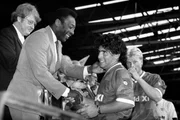 Diego Maradona é recebido pelo convidado de honra Pelé após o Clássico do Centenário em Wembley, em Londres