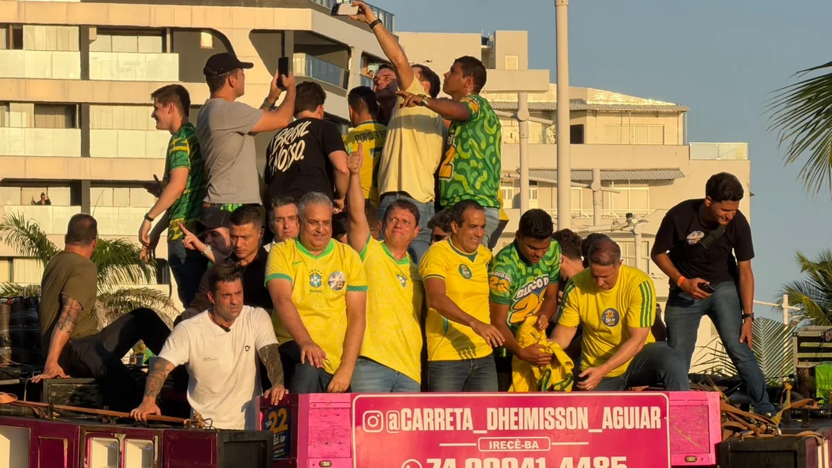 Flávio Bolsonaro faz ato de campanha ao lado de aliados em Salvador