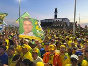 Flávio Bolsonaro faz ato de campanha ao lado de aliados em Salvador