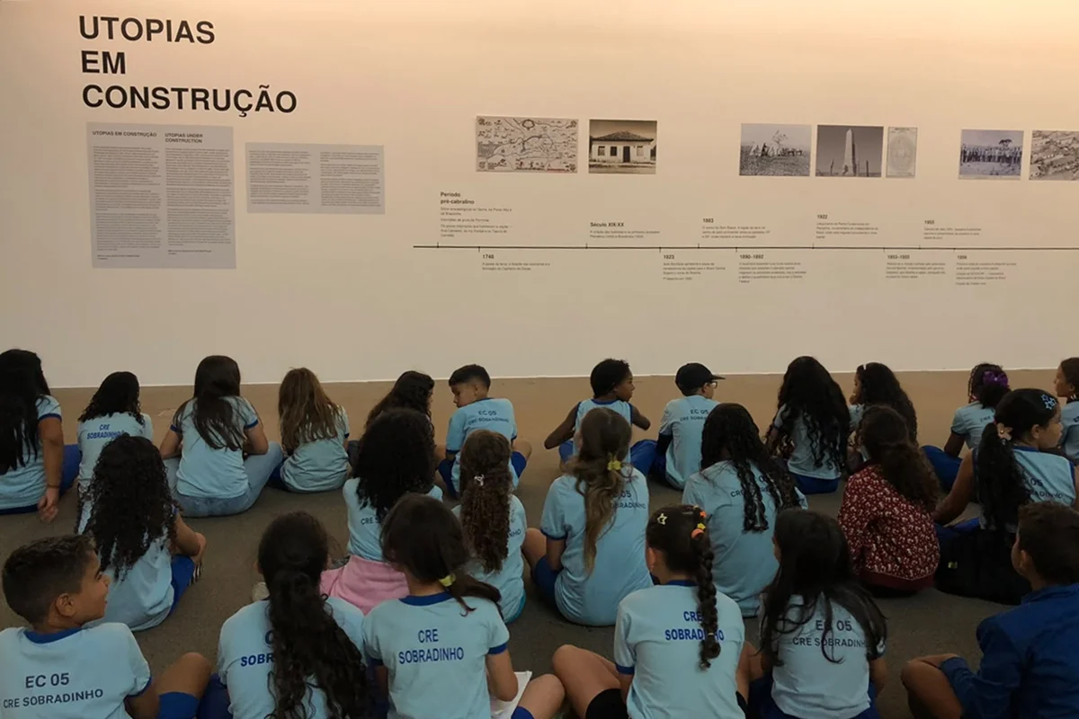 Mostra Utopias em construção faz alunos viajarem pela história de Brasília