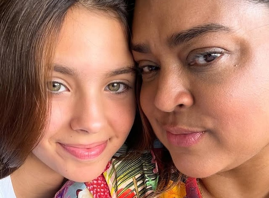 Flor Gil estreia como atriz no musical 'Confissões de Adolescente' e relembra papel de Preta Gil em sua trajetória artística