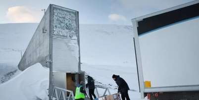 Entrega de sementes africanas &agrave; Reserva Global de Sementes de Svalbard, no &Aacute;rtico noruegu&ecirc;s (Imagem de arquivo). Foto: &copy; Jonatan Jacobson, NordGen / RFI