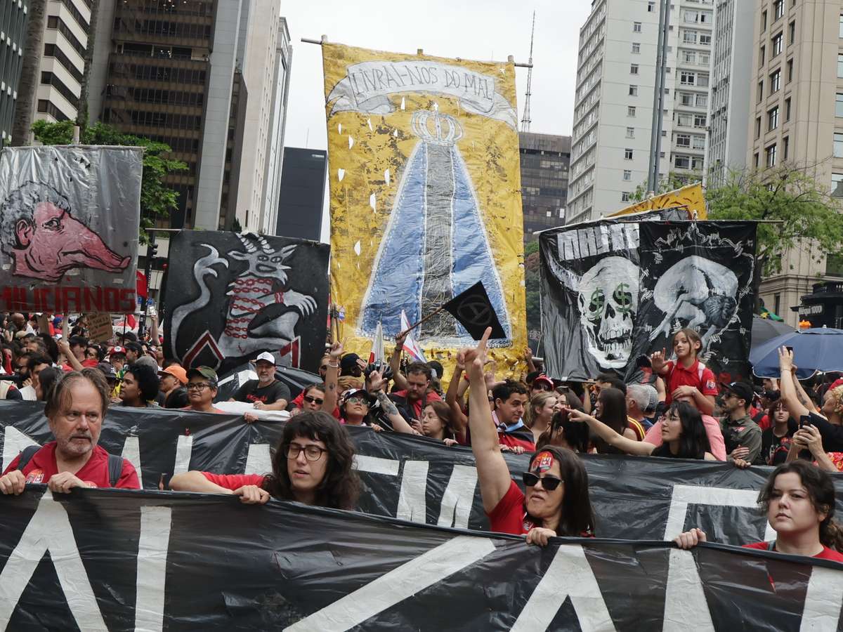 Cartazes religiosos e imagens de Nossa Senhora marcam manifestação pró-Lula em SP