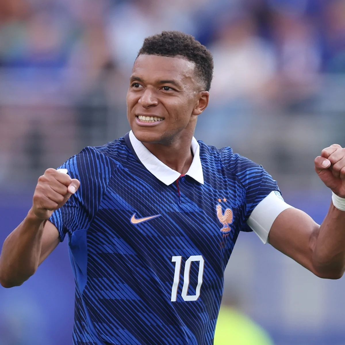 Kylian Mbappé é eleito o melhor jogador da temporada por revista francesa