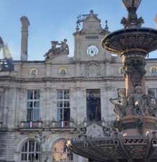 Edifício que abriga Prefeitura de Limoges, inaugurado do século 19, teve telhado e torre derrubados em ataque Foto: Reprodução/X
