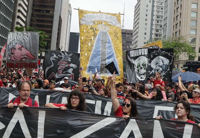 Cartazes religiosos e imagens de Nossa Senhora marcam manifestação pró-Lula em SP