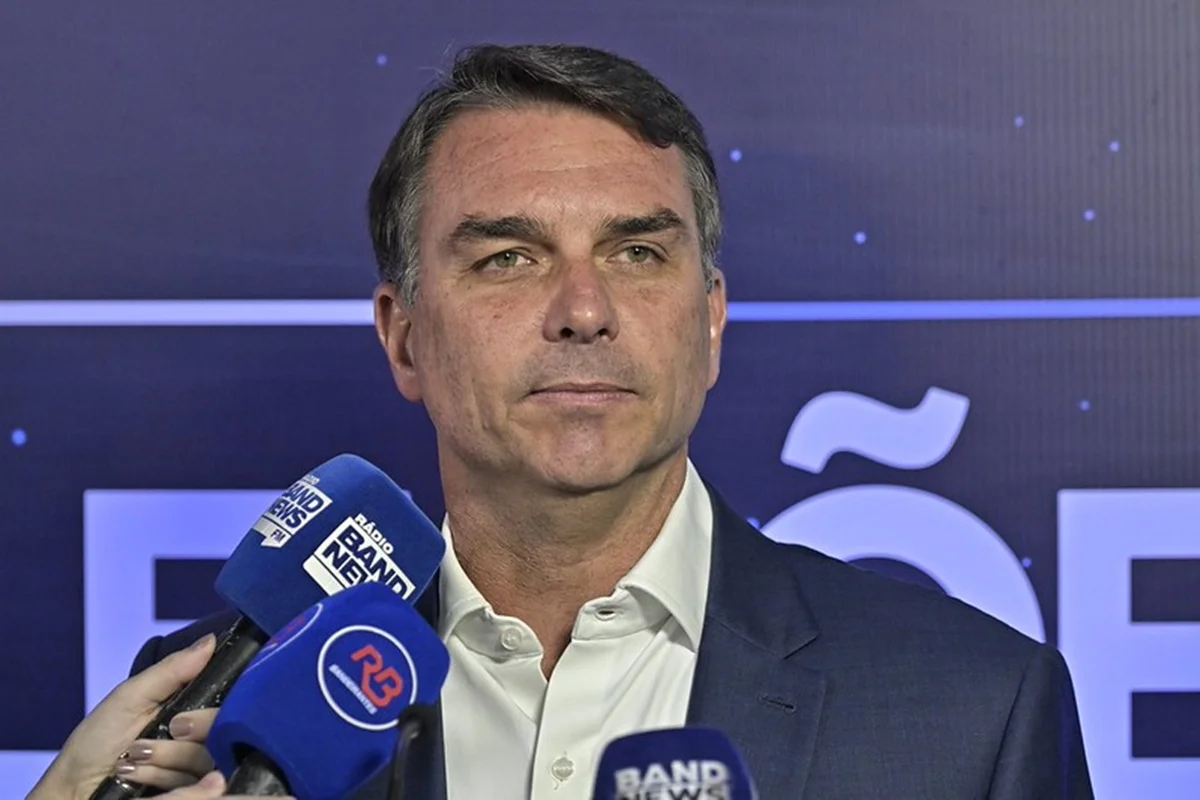 Tal pai, tal filho, Flávio repete Jair e não reconhece vitória de Lula