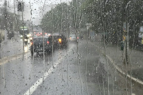 Após 15 alertas na madrugada, Defesa Civil renova aviso para temporal em SP