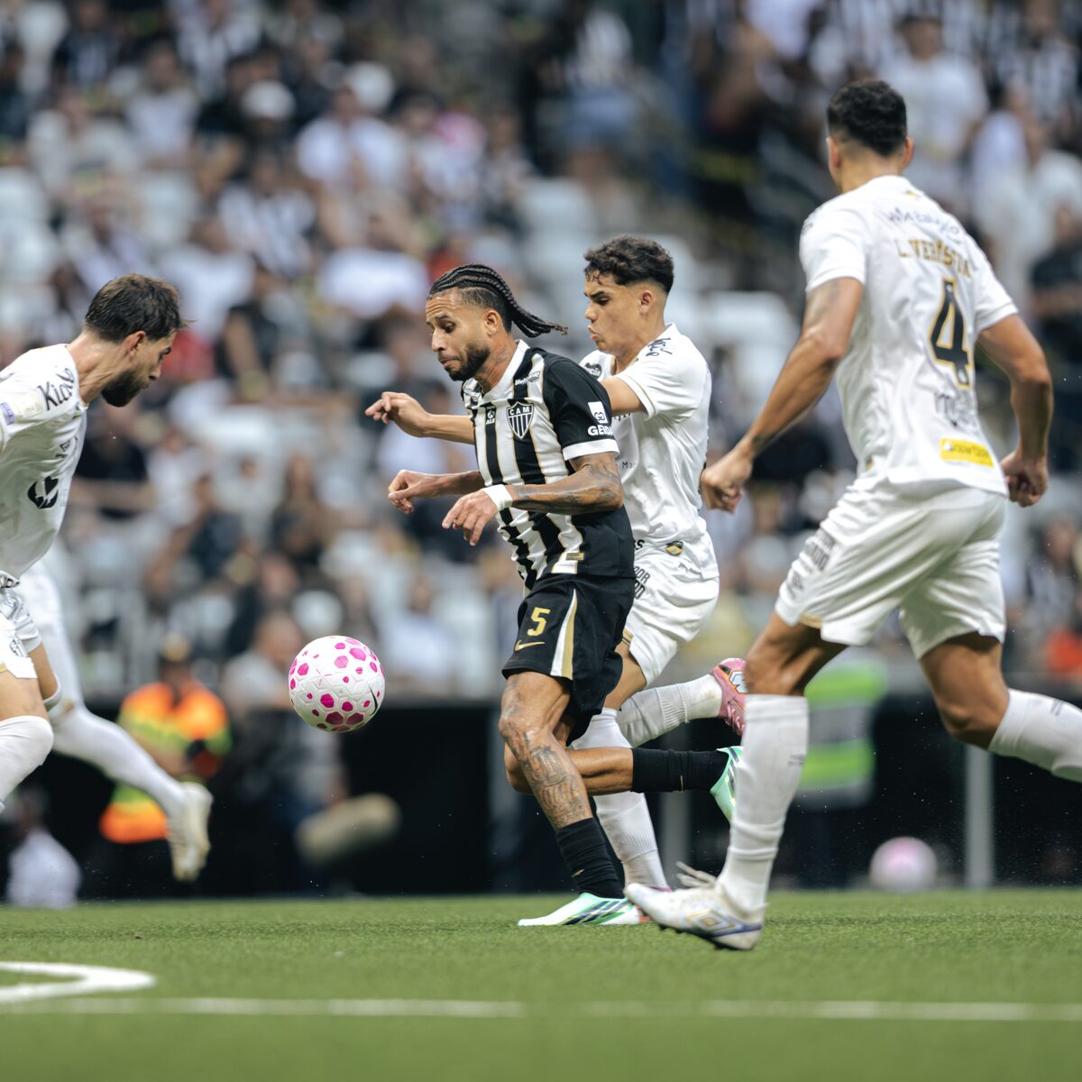 Santos leva virada aos 51 minutos, perde invencibilidade e mantém tabu contra o Atlético-MG