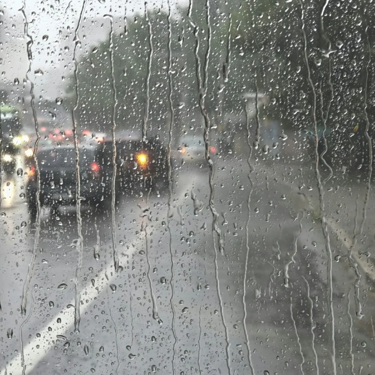 Após 15 alertas na madrugada, Defesa Civil renova aviso para temporal em SP