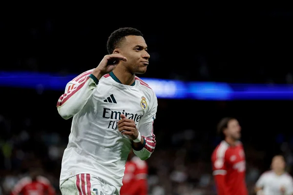 Kylian Mbappé é eleito o melhor jogador da temporada por revista francesa - destaque galeria