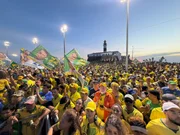 Flávio Bolsonaro faz ato de campanha ao lado de aliados em Salvador