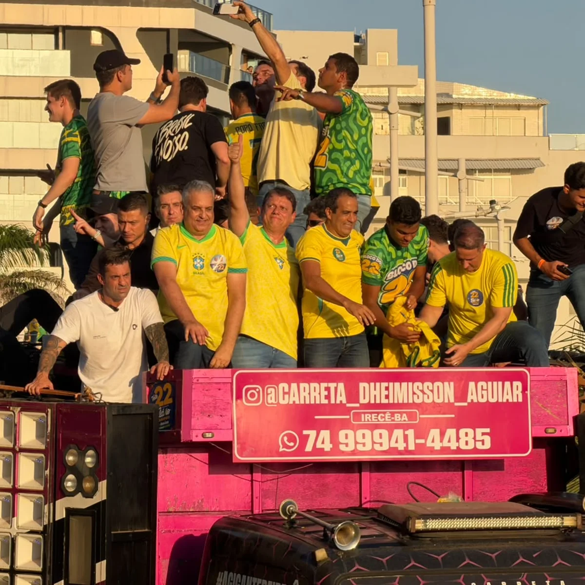Flávio Bolsonaro faz ato de campanha ao lado de aliados em Salvador