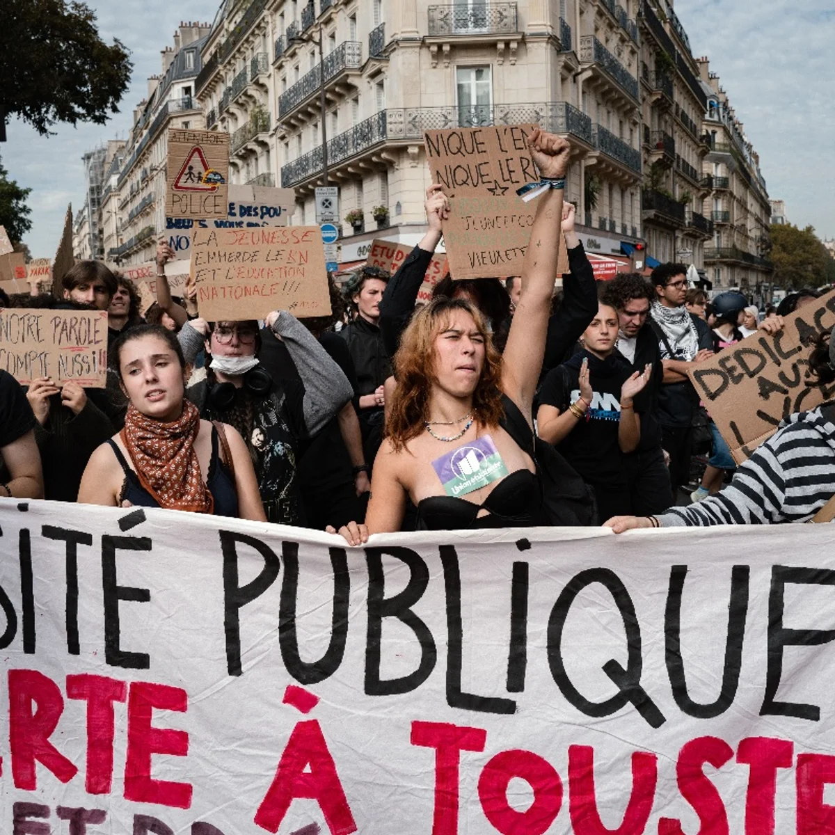 França suspende uso de bombas de efeito moral por policiais em protestos