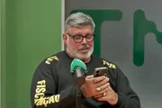 Alexandre Frota faz ligação ao vivo em entrevista