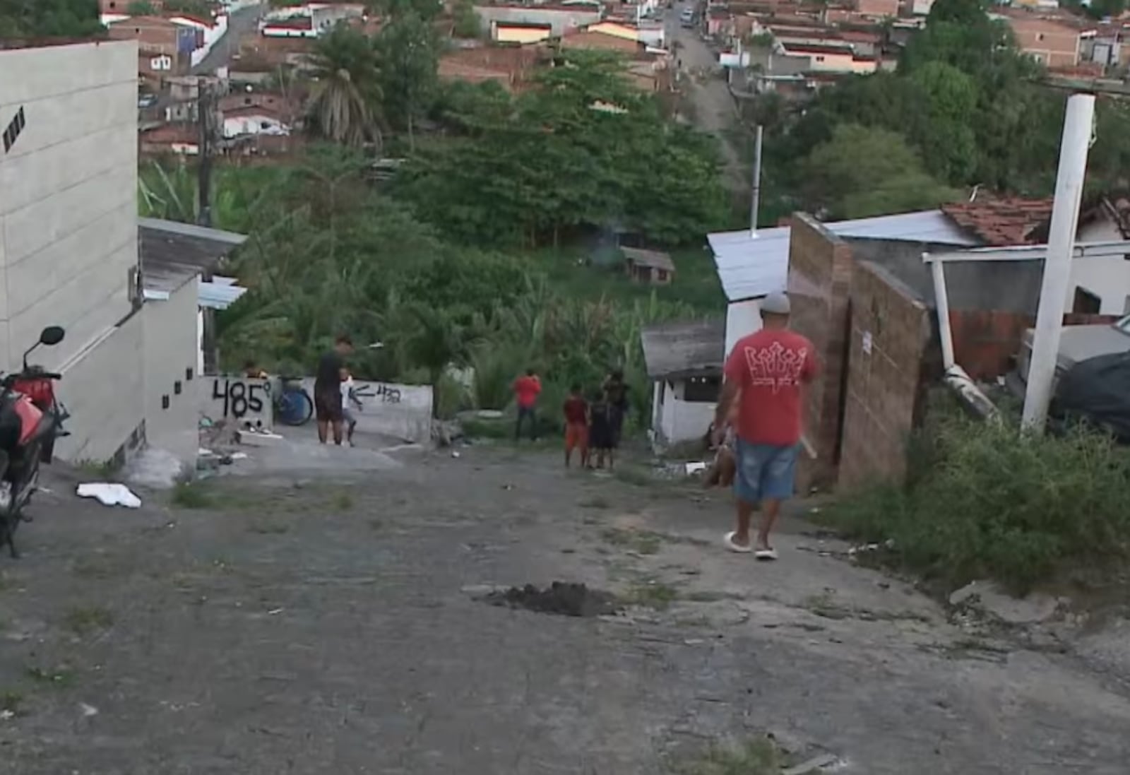 Imagem da matéria: Caminhão da Cagepa tomba e atinge carro, moto e muro de residência em Cruz das Armas