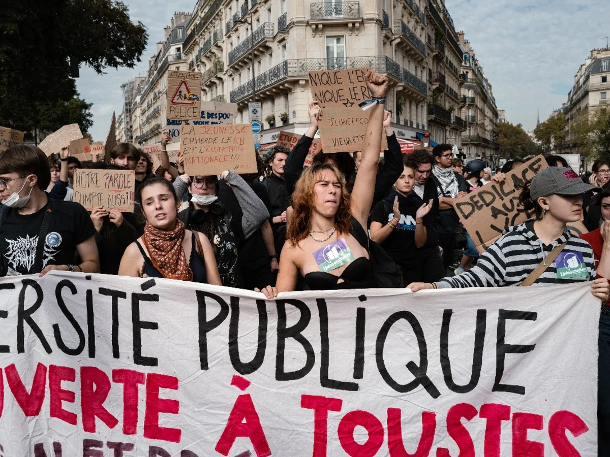 França suspende uso de bombas de efeito moral por policiais em protestos